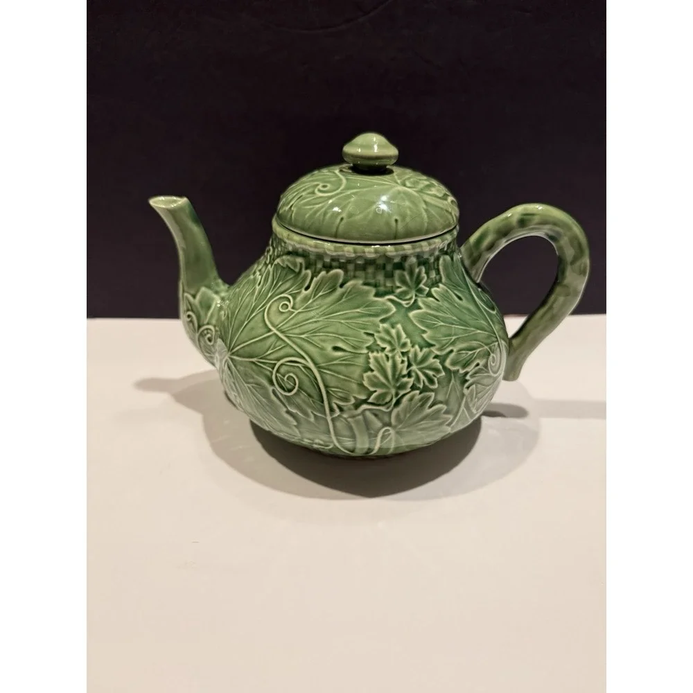 Bordallo Pinheiro Green Vine Leaf Teapot Portugal 6.5